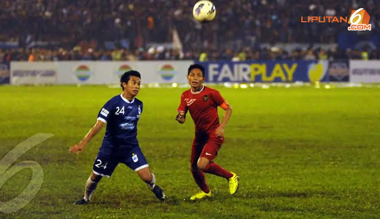 Evan Dimas Darmono (Timnas U19 - kanan) berebut pengasaan bola dengan Fadli M (PSIS Semarang) (Liputan6.com/Helmi Fithriansyah).