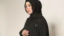 Sering tampil dengan warna-warna pastel, Lesti Andryani atau Lesty Kejora juga tetap tampil memesona dengan balutan outfit dan jilbab serba hitam, (Liputan6.com/IG/@lestykejora)