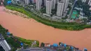 Kondisi banjir di Distrik Qijiang, Kota Chongqing, China barat daya (1/7/2020). Di Distrik Qijiang, Kota Chongqing, guyuran hujan telah menyebabkan peningkatan debit air ke sungai-sungai di daerah pusat kota, dan beberapa pagar pengaman di sepanjang sungai rusak oleh derasnya arus air. (Xinhua/Chen