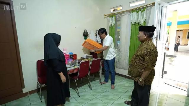 Ruang Makan Haji Bolot: Meja Sederhana Tanpa Gaya Berlebihan