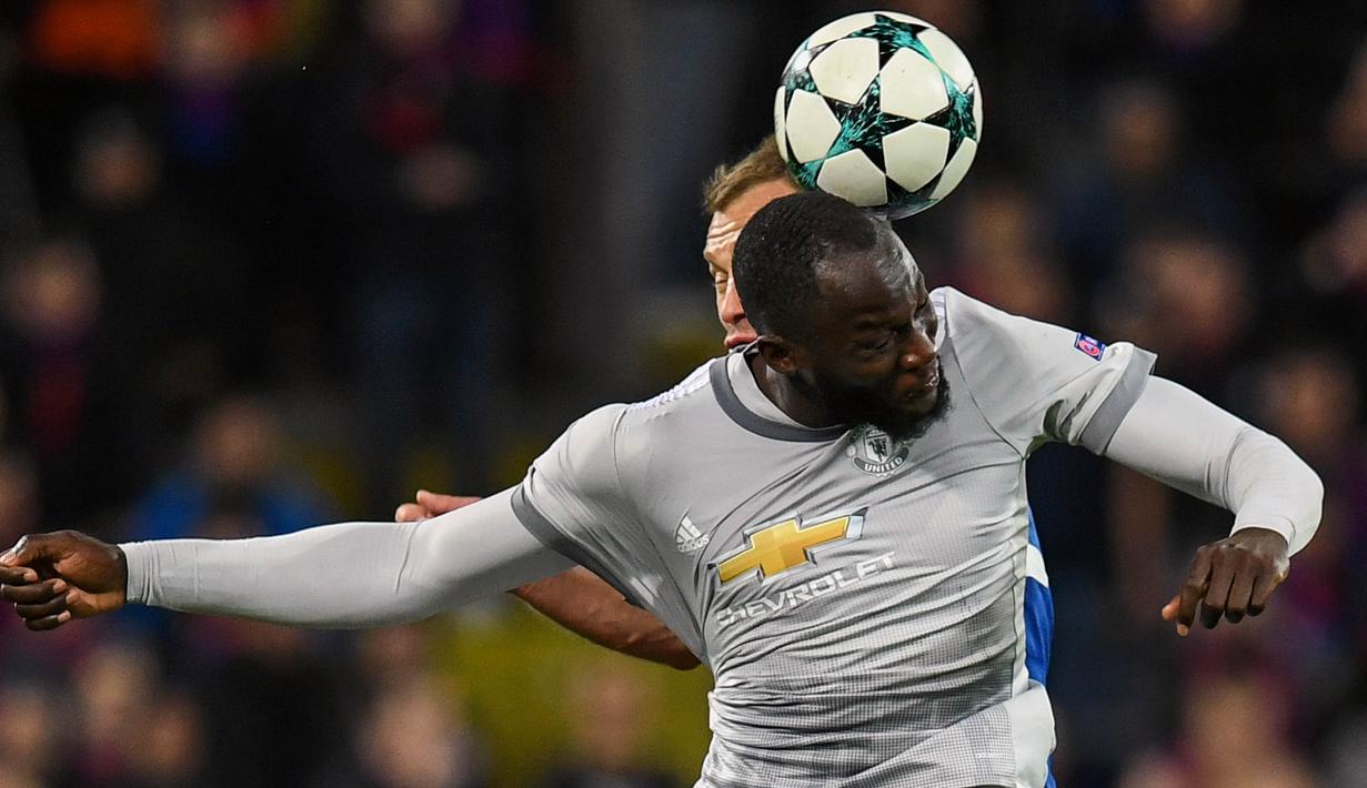 Striker Manchester United, Romelu Lukaku, duel udara dengan bek CSKA Moscow, Vasily Berezutskiy, pada laga Liga Champions di Stadion VEB Arena, Moskow, Rabu (27/9/2017). CSKA kalah 1-4 dari MU. (AFP/Kirill Kudryavtsev)