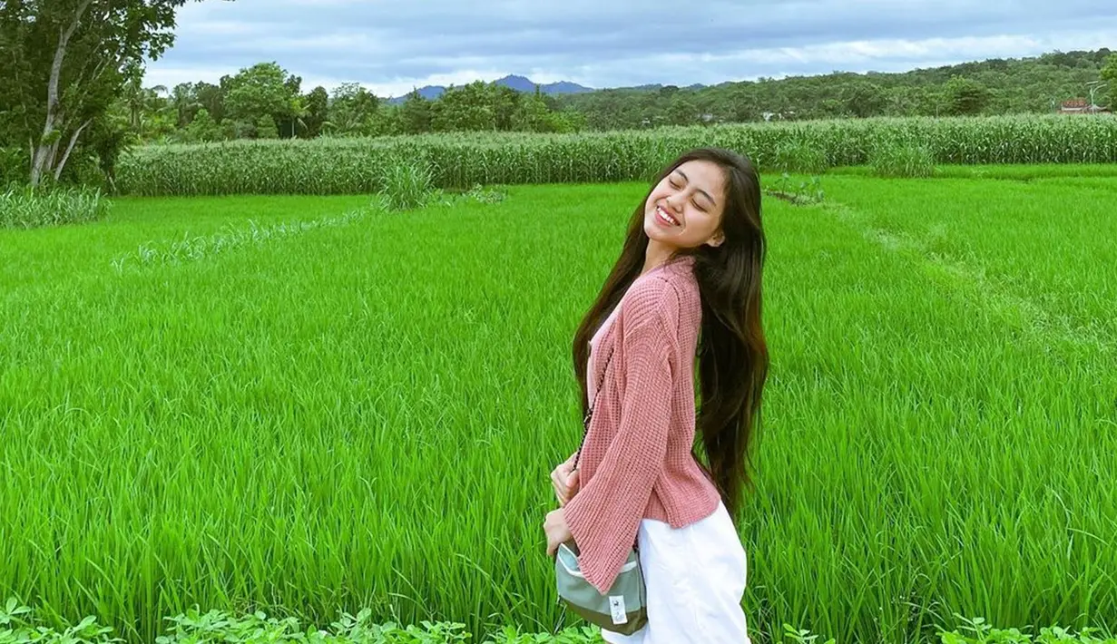 Dirinya bahkan terlihat begitu santai dan gembira saat pergi ke tengah sawah yang asri. Bahkan, penampilan wanita 22 tahun ini saat pergi ke sawah tak lepas dari perhatian. (Liputan6.com/IG/@jkt48sisca)
