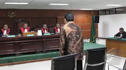 Raja Bonaran saat bersiap di Pengadilan Tipikor, Jakarta, Senin (27/4/2015). Dalam sidang tersebut ia dituntut 6 tahun penjara, denda Rp. 300 juta subsider 4 bulan penjara dan dicabut hak politik untuk dipilih selama 8 tahun. (Liputan6.com/Helmi Afandi)