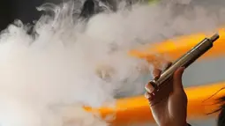 Seseorang menghisap rokok elektrik atau vape di sebuah toko rokok elektrik, The Vapor Spot vapor, Los Angeles, California, 14 Maret 2014. Peraturan juga melarang penjualan rokok elektrik kepada orang dibawah 18 tahun. (REUTERS/Mario Anzuoni)