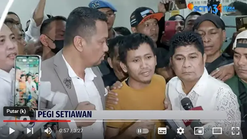 Pegi Setiawan keluar dari Rutan Polda Jawa Barat pada Senin 8 Juli 2024 sekira pukul 21.39 WIB. Ia terlihat didampingi oleh keluarga dan sejumlah pengacaranya. (YouTube Liputan6)
