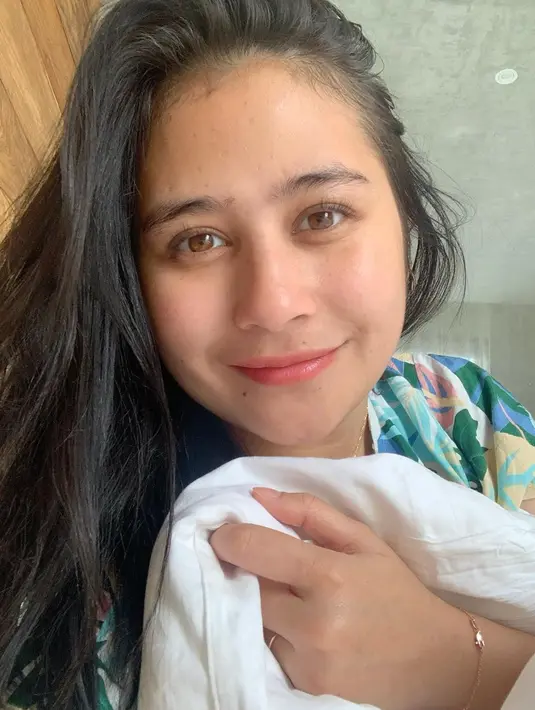 Prilly Latuconsina memang menjadi salah satu selebriti yang tak segan memamerkan wajah naturalnya. Muka bantal bangun tidur ini tetap membuatnya terlihat imut. Senyumnya yang manis membuat orang makin kagum padanya.(Liputan6.com/IG/@prillylatuconsina96)
