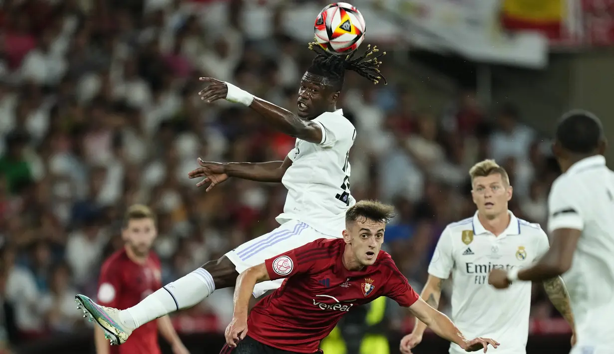 Real Madrid sukses menumbangkan Osasuna dengan skor 2-1. (AP Photo/Jose Breton)