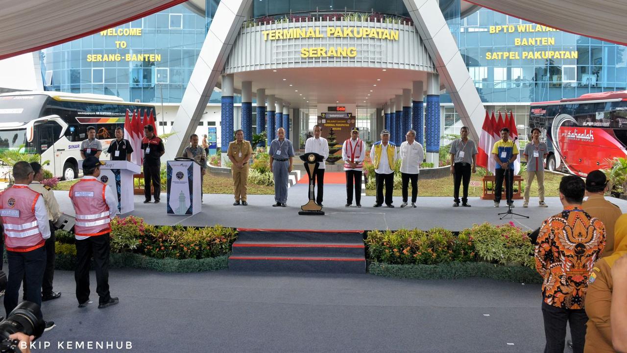 Presiden Joko Widodo (Jokowi) meresmikan Terminal Penumpang Tipe A Pakupatan di Serang, Banten, Senin (8/1/2024). (Dok Kemenhub)