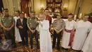 Kapolri Jendral Tito Karnavian dan Panglima TNI Gatot Nurmantyo saat meghadiri misa natal di Gereja katedral, Jakarta, Sabtu (24/12). Kedatangannya unutk mengecek keamanan dan mengucapkan natal secara langsung kegereja. (Liputan6.com/Helmi Afandi)