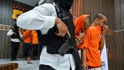 Kapolda Aceh Irjen Pol Ahmad Haydar mengatakan selain menyita puluhan kilogram sabu, tim juga menangkap lima terduga pelaku. (CHAIDEER MAHYUDDIN/AFP)