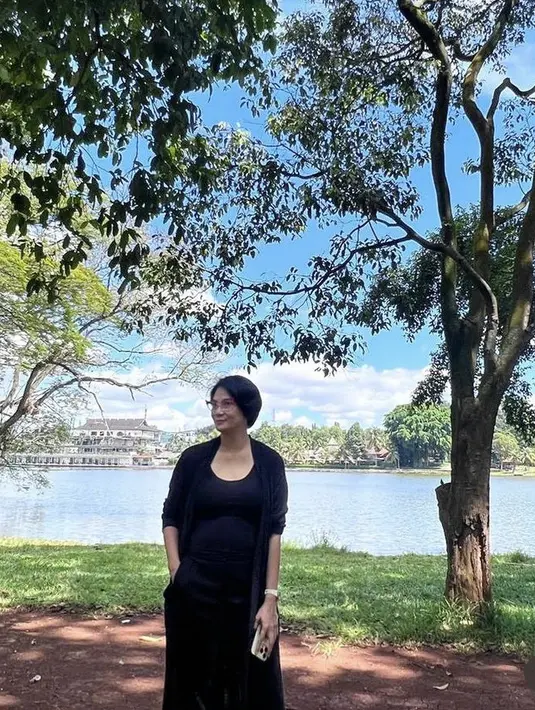 Perempuan kelahiran 1971 ini juga mengenakan pakain serba hitam dengan rambut bondolnya. Ia pun nampak mengenakan kacamata.  Credit: Instagram  (@bu_deedee)