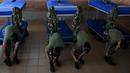 Tahun ini, para pejabat mengizinkan perempuan dalam rentang usia yang sama untuk secara sukarela bergabung dengan militer.  (AFP/Raul Arboleda)