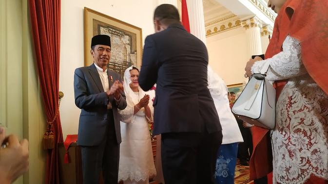 Presiden Jokowi menyalami tamu dalam open house Lebaran di Istana Kepresidenan Jakarta, Rabu (5/6/2019). (Liputan6.com/Lizsa Egeham)
