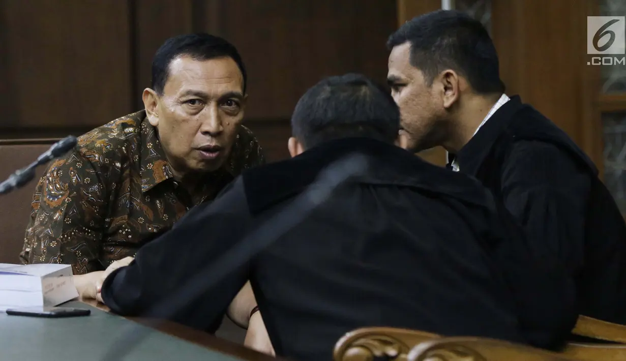 Terdakwa suap dana hibah Kemenpora ke KONI yang juga Sekjen KONI Ending Fuad Hamidy berbicara dengan kuasa hukumnya usai sidang pembacaan tuntutan di Pengadilan Tipikor, Jakarta, Kamis (9/5/2019). JPU KPK menuntut Ending empat tahun penjara, denda Rp 150 juta. (Liputan6.com/Helmi Fithriansyah)
