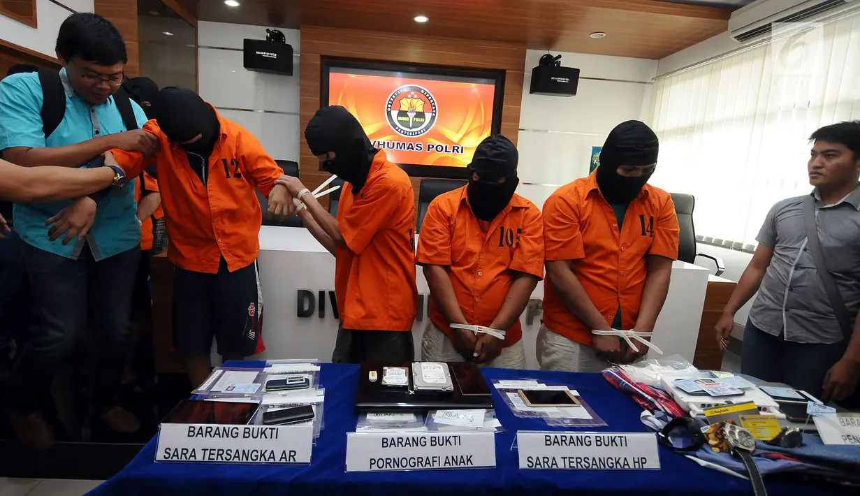 Empat dari enam tersangka kejahatan melalui internet diperlihatkan saat rilis di Mabes Polri, Jakarta, Selasa (30/5). Petugas menahan enam tersangka dari empat kasus berbeda. (Liputan6.com/Helmi Fithriansyah)