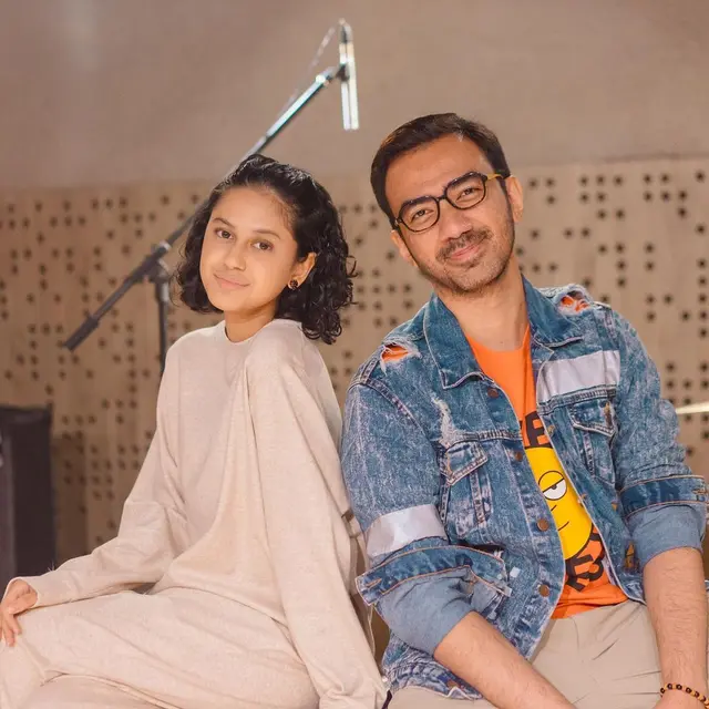 Cover Lagu Bareng, Ini 6 Potret Kebersamaan Asila Maisa dan Reza D’Academy