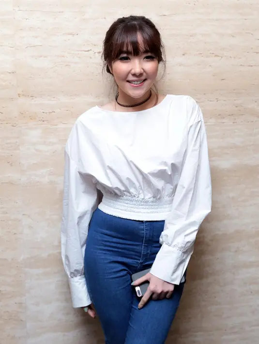 "Maksudnya bisa merawat diri tuh, kan salah satu bentuk me time. Buat suami juga," sambung bintang film Cek Toko Sebelah tersebut. (Deki Prayoga/Bintang.com)