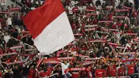 Suporter Indonesia memberi dukungan saat melawan Chinese Taipei pada laga AFC U-19 di SUGBK, Jakarta, Kamis (18/10/2018). Indonesia menang 3-1 atas Chinese Taipei. (Bola.com/M Iqbal Ichsan)