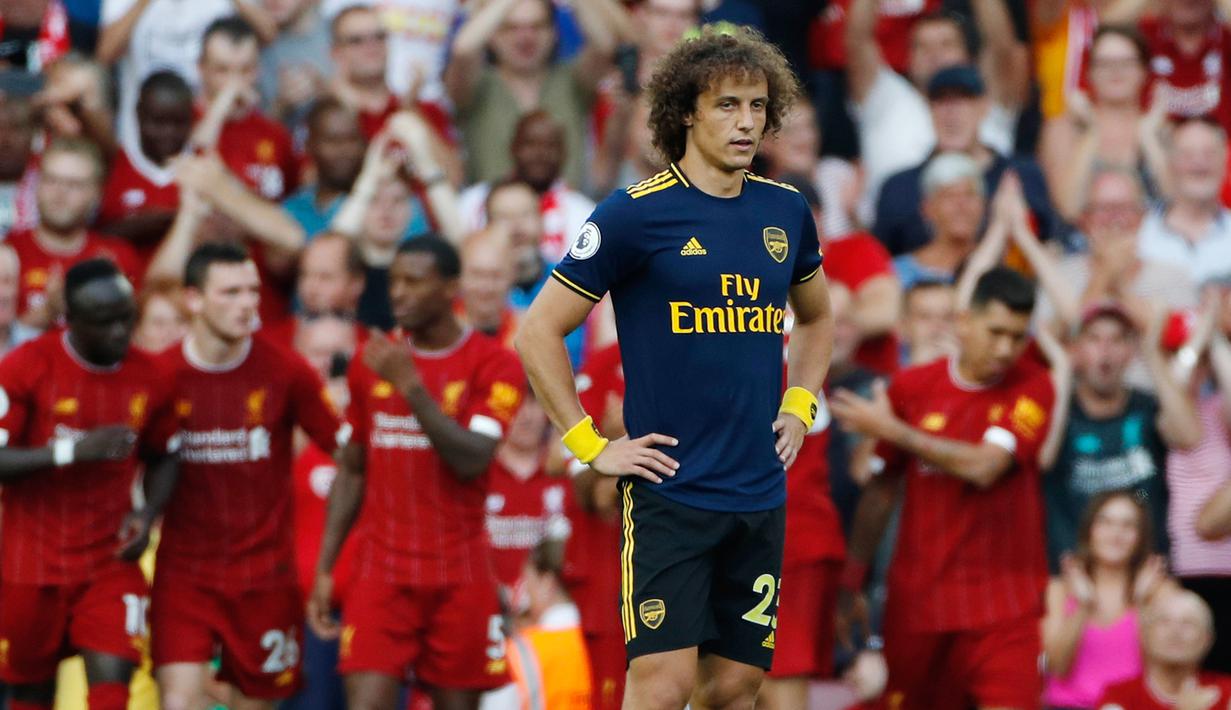 Ekspresi pemain Arsenal David Luiz setelah pemain Liverpool Mohamed Salah mencetak gol kedua ke gawang timnya saat bertanding dalam Liga Inggris di Stadion Anfield, Liverpool, Inggris, Sabtu (24/8/2019). Liverpool menang 3-1 dan kukuh di puncak klasemen sementara. (AP Photo/ Rui Vieira)