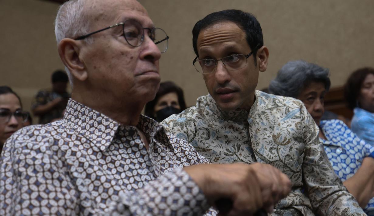 Bertempat di Pengadilan Negeri Jakarta Pusat, pada Senin (19/1/2026), mantan Menteri Pendidikan, Kebudayaan, Riset, dan Teknologi (Mendikbudristek), Nadiem Anwar Makarim kembali hadir dalam persidangan yang mulai masuk tahap pembuktian. Sidang pembuktian diawali dengan mendengar keterangan saksi-saksi. Tampak dalam foto, mantan Menteri Pendidikan, Kebudayaan, Riset, dan Teknologi (Mendikbudristek), Nadiem Anwar Makarim (kanan) sesaat sebelum mengikuti persidangan lanjutan di Pengadilan Tindak Pidana Korupsi (Tipikor) pada Pengadilan Negeri Jakarta Pusat, Senin (19/1/2026). (Kapanlagi.com/Budy Santoso)