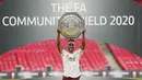 Striker Arsenal, Pierre-Emerick Aubameyang, mengangkat trofi juara Community Shield usai menaklukkan Liverpool di Stadion Wembley, Sabtu (29/8/2020). Arsenal menang adu penalti dengan skor 5-4. (Andrew Couldridge/Pool via AP)