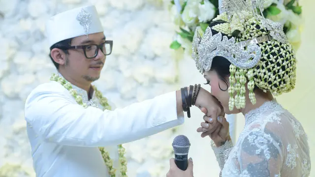 [Bintang] Biasa Tampil Tomboi, Poppy Sovia Terlihat Anggun Saat Menikah