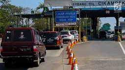 Sejumlah kendaraan roda empat melewati Gerbang Tol Cikampek, Jawa Barat, Kamis (29/6). Pada H+4 Lebaran terlihat volume arus balik pemudik tak mengalami peningkatan hingga siang ini. (Liputan6.com/Faizal Fanani)