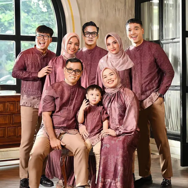 6 Foto Editan Keluarga Fuji Bareng Vanessa Angel dan Bibi Ardiansyah, Hadirnya Terasa