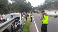 Kecelakaan mobil tabrak pembatas jalan hingga tembus kaca belakang di Banjarnegara, Jawa Tengah. (Foto: Liputan6.com/Istimewa)