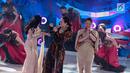 Aksi pedangdut Dewi Perssik (kiri), Siti Badriah (kanan), dan  Zaskia Gotik (tengah) saat tampil dalam Indonesian Dangdut Awards 2018 di Jakarta, Jumat (12/10). Mereka membawakan lagu Bintang Pentas, Bara Bere, dan Tarik Selimut. (Faizal Fanani)