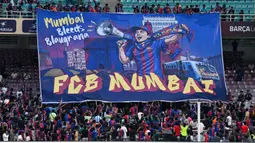 Para penonton membentangkan poster dalam laga persahabatan antara legenda Barcelona melawan legenda Real Madrid yang berlangsung di DY Patil Stadium, Navi Mumbai, India. (AFP/Punit Paranjpe)