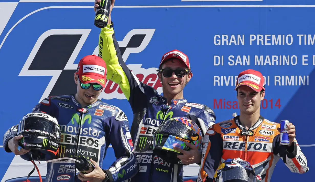 Valentino Rossi (tengah) berdiri di podium kemenangan bersama Jorge Lorenzo dan Dani Pedrosa (kanan) usai memenangi Grand Prix San Marino, Italia, (14/9/2014). (REUTERS/Max Rossi)