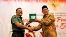 Panglima TNI Jenderal Gatot Nurmantyo menerima plakat dari Menag Lukman Hakim Saifuddin pada acara Workshop Pengawasan Inspektorat Jenderal Kemenag di Jakarta, Rabu (31/05). (Liputan6.com/Fery Pradolo)