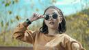 Gayanya sehari-hari sangat modis dan kekinian. Dengan kacamata hitam dan outfit santai, Syahiba Saufa bergaya begitu memesona. (Liputan6.com/IG/@syahiba_saufa).