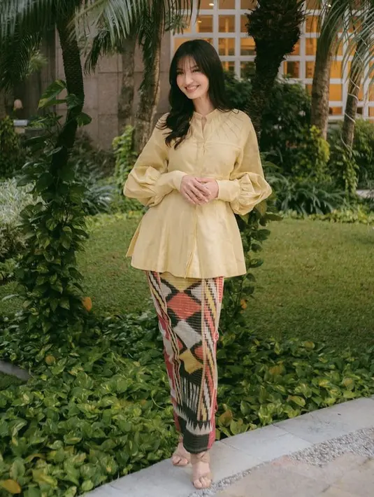 Busana tersebut terdiri dari atasan lengan panjang model pump warna kuning yang membuat Raline tampak fresh. (@ralineshah)