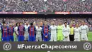 Pemain Barcelona dan Real Madrid berdoa untuk para anggota klub Chapecoense yang menjadi korban kecelakaan pesawat sebelum bertanding pada laga La Liga, di Stadion Camp Nou, Sabtu (3/12/2016). (AFP/Lluis Gene)