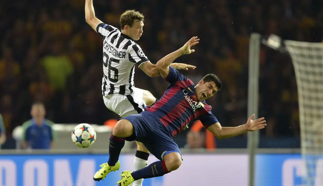 Benturan keras antara Luis Suarez (kanan) dengan Stephan Lichtsteiner di laga final Liga Champions 2014-2015 di Olympiastadion, Berlin, Minggu (7/6/2015). Barcelona keluar sebagai pemenang dengan skor 3-1. (AFP Photo/Patrik Stollarz)