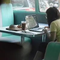 Mencicipi hidangan mewah di 'bis kota' yang sanggup bikin hatimu nyaman.