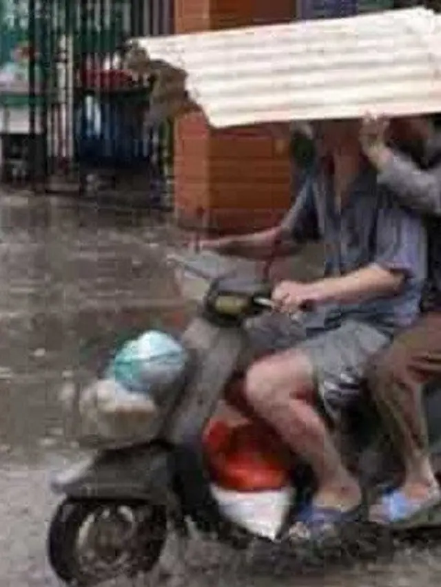 6 Momen Lucu di Tengah Hujan Bersama Sahabat, Bikin Senyum
