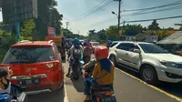 Polisi Berlakukan One Way di Jalur Wisata Anyer. (Foto: Liputan6.com/Muhamad Ridlo)