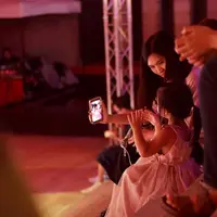 Ilustrasi video call. Sumber foto: unsplash.com/Duangphorn Wiriya.