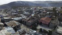 Port-au-Prince merupakan daerah wisata pinggir pantai yang dimiliki Haiti, perkampungan ini rusak setelah dihantam badai Matthew, Senin (10/10). Badai terkuat yang melanda Karibia ini menghantam Haiti pada Selasa 4 Oktober. (AFP Photo/Nicolas Garcia)