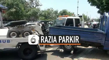 Sudin Dishub Jakarta Pusat Merazia mobil-mobil yang parkir di trotoar. Beberapa mobil pemilik toko di kawasan Jakarta Pusat di derek ke kantor Dishub. Pengusaha mengaku terpaksa menggunakan trotoar karena tidak memiliki lahan parkir.