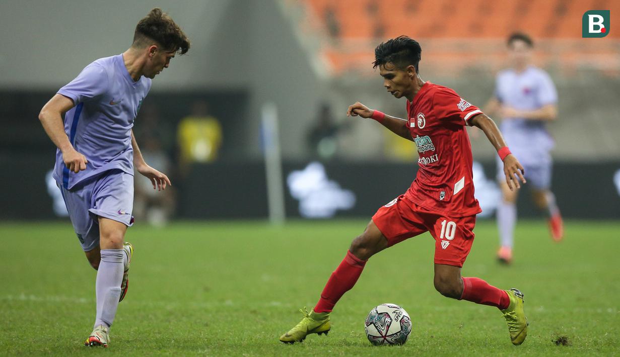 Indonesia All Star U-20 dan pemain muda Barcelona silih berganti melakukan serangan. (Bola.com/Bagaskara Lazuardi)