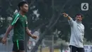 Indra Sjafri (kanan) saat memimpin latihan jelang laga perdana Grup A Piala AFC U-19 di Lapangan A Kompleks GBK, Jakarta, Rabu (17/10/2018). PSSI secara resmi menunjuk Indra Sjafri menjadi pelatih timnas Indonesia di SEA Games 2023 Kamboja. Seperti diketahui, perhelatan SEA Games 2023 bakal bergulir pada 5-17 Mei mendatang di Kamboja. Liputan6.com/Helmi Fithriansyah)