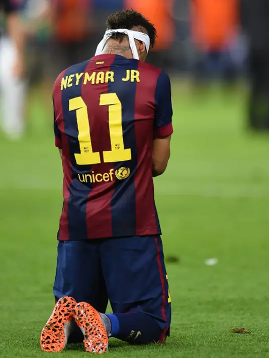 Neymar terlihat berdoa usai pertandingan final Liga Champion di  Olympic Stadium, Berlin, Minggu (7/6/2015). Barcelona keluar sebagai juara usai mengalahkan Juventus dengan skor 3-1. (AFP Photo/Patrik Stollarz)