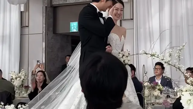 Potret Pernikahan Aktor Korea Lee Sang Yeob.