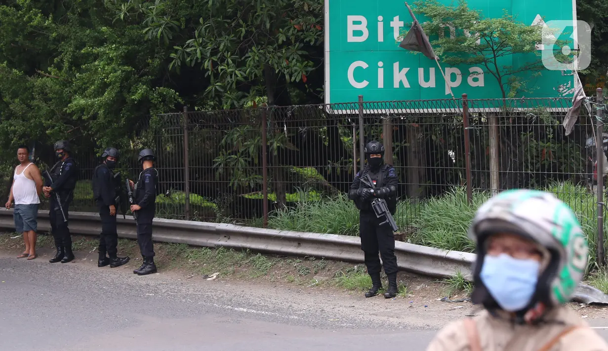 Personel Brimob bersenjata melakukan penjagaan ketat di depan pintu masuk Tol Bitung, Tangerang, Baten, Selasa (6/10/2020). Penjagan ketat dilakukan untuk mengamankan dan mencegah aksi buruh yang akan menggelar aksi menolak UU Cipta Kerja. (Liputan6.com/Angga Yuniar)