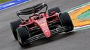 Kesialan pertama Leclerc terjadi pada seri keempat Formula 1 musim 2022, yaitu Grand Prix Italia. Ia mengalami spin menjelang akhir balapan. Padahal, kala itu sang pebalap unggul jauh dari posisi kedua yang ditempati oleh George Russell. Atas kejadian tersebut, Leclerc harus finis di urutan keenam. (AFP/Miguel Medina)