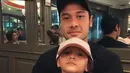 Chicco Jerikho dan Surinala kompak memakai topi. Dalam foto ini, ayah dan anak tersebut terlihat sangat mirip. (Foto: Instagram/ chicco.jerikho)